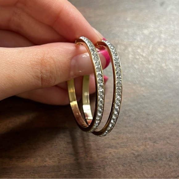 PERFECT SIZED GOLD AND CUBIC ZIRCONIUM HOOP EARRINGS NWOT - Picture 3 of 9